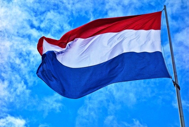 Holenderska flaga na wietrze