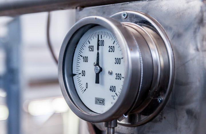 Manometr na instalacji grzewczej pokazujący ciśnienie i temperaturę